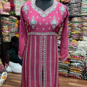 Costumes indiens de créateur modernes non cousus brodés à la main pour femmes pour les fêtes de style traditionnel - Product Image 1