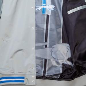 Veste de baseball universitaire pour homme, modèle Letterman personnalisé, couleur gris Mitchell, Detroit Lions, en satin double face, entièrement boutonnée. - Product Image 5