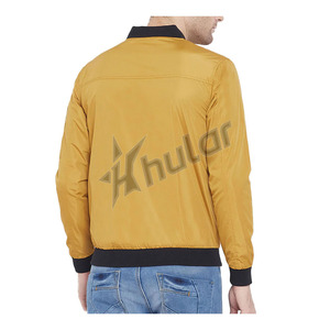 Chaqueta Bomber de satén amarilla informal personalizada para hombre para Otoño Invierno de nailon con cierre de cremallera y logotipo bordado - Product Image 3