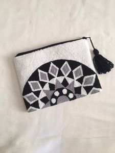 Monedero bordado hecho a mano moderno para mujer, monedero con textura de cuentas con punto de cruz y bolsa de mano de costura - Product Image 4