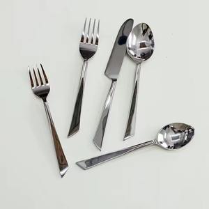 ชุดเครื่องใช้บนโต๊ะอาหาร5ชิ้นมีดส้อมเครื่องใช้บนโต๊ะอาหารด้ามมีดดีไซน์โบราณใช้ในครัวชุบเงินสำเร็จรูป - Product Image 1