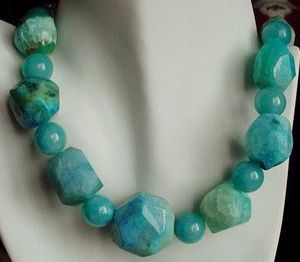 Collier en corne de résine de qualité supérieure pour les mariages Forme d'amant de style romantique disponible en différentes couleurs - Product Image 3