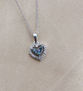 Collar con Colgante de Corazón de Diamante Natural Azul Blanco Redondo de 0.30 Quilates en Plata de Ley para Mujer con Cadena de Eslabones - Estilo Moderno - Product Image 1