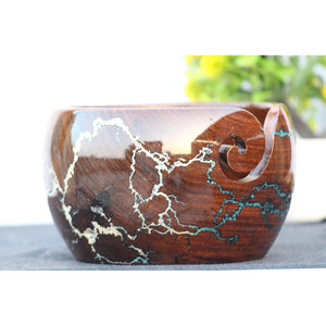 Cuenco de hilo de madera hecho a mano para tejer y ganchillo Cuenco de almacenamiento único con agujeros - Product Image 1