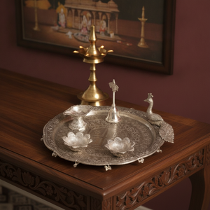 Ensemble de thali de prière en métal Art Déco indien traditionnel, finition argentée, avec assiette Aarti, lampe à huile, cloche, bols Haldi Kumkum, décorations Diwali - Product Image 2