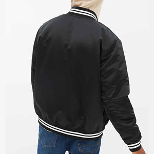 2025 chaqueta de bombardero para hombre con logotipo bordado personalizado 100% chaqueta de satén impermeable de poliéster nueva chaqueta de satén de talla grande para la universidad - Product Image 3