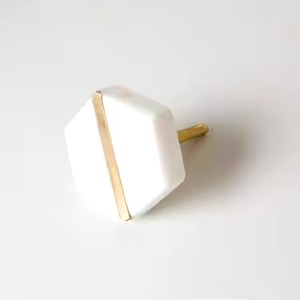 Pomo de Puerta de Madera Blanca y Resina Pintado a Mano de Calidad Premium, Textura Lisa, Artesanía en Madera - Product Image 3