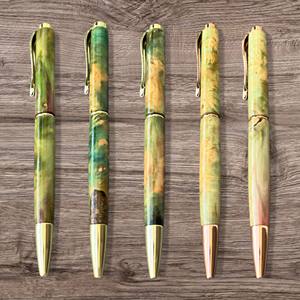 Stylo à bille artisanal de luxe avec corps en résine vert-rouge-bleu, cadeau de retraite, cadeau de remise de diplôme, fabriqué au Vietnam, collection citrine - Product Image 1