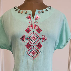 Top de diseño de moda con bordado floral verde de tela de algodón para mujeres y niñas - Product Image 1