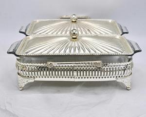 Casserole à double compartiment avec finition argentée, avec couvercles et support, pour servir des plats chauds et pour la présentation de table festive, en provenance d'Inde - Product Image 2
