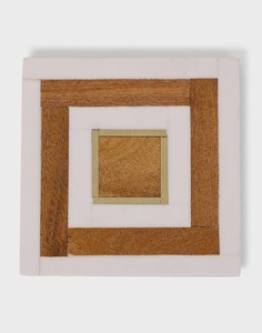 Fabindia Ayaana Ensemble de 4 sous-verres en résine et en bois est un ensemble de sous-verres carrés avec un design géométrique Chaque sous-verre comporte - Product Image 3