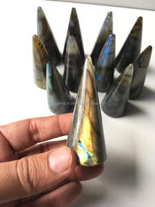 Support de bague sculpté en labradorite, cristal de guérison, Feng Shui |   Présentoir à bijoux en pierres précieuses polies - Product Image 2