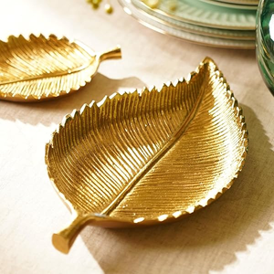 Plateau décoratif en forme de feuille, plat de centre de table de luxe fabriqué à la main pour les mariages, pendaison de crémaillère et plateaux de décoration de salle à manger modernes et élégants - Product Image 4