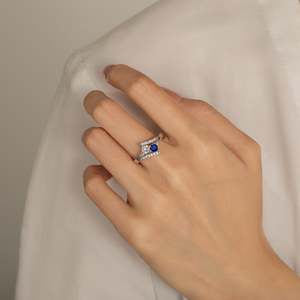 Anillo de nombre personalizado chapado en oro de 18 quilates con dos piedras y diseño bypass, con incrustaciones de gemas de moda - Product Image 6