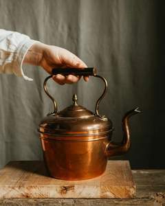 Théière en cuivre de style authentique pour une utilisation décorative dans la cuisine ou pour le brassage quotidien du thé avec une touche de sophistication vintage - Product Image 4