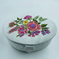 Organisateur de bijoux en velours et bois de forme ovale, broderie perlée à la main, couleur et taille personnalisées, logo personnalisé 0-1L