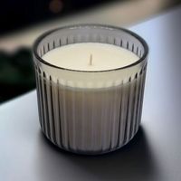 Porte-bougie en verre à l'aura chaleureuse transmet une douce et apaisante lumière, créant une ambiance réconfortante dans les espaces intérieurs chaleureux.
