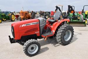 Nouveau tracteur compact Massey Ferguson 1532 – 32 CV, 4 roues motrices, diesel, prise de force (PTO) - Product Image 3