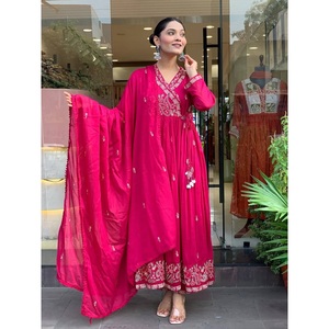 Robe Anarkali rose en viscose brodée Vêtements ethniques indiens évasés longs pour femmes avec manches longues Dupatta pour les mariages Festivals - Product Image 1