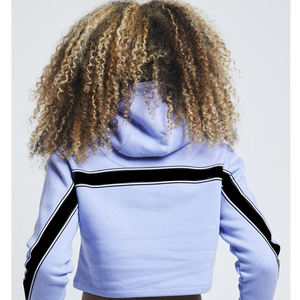 เสื้อฮู้ดครอปผู้หญิงลายโลโก้แบบกำหนดเอง สีพื้น แขนยาว ผ้าฝ้าย 100% ด้านหน้า - Product Image 3