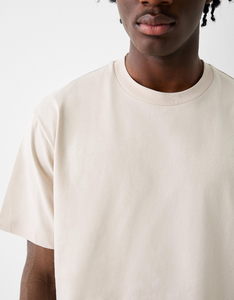 Vente en gros de t-shirts pour hommes en microfibre 100% coton avec logo de marque personnalisé, coupe carrée, avec impression bouffante, broderie de détresse, col épais - Product Image 5