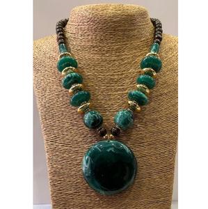 Collier en résine épaisse bleue fait à la main avec des perles d'accentuation rouge uniques, spécial Noël - Product Image 6