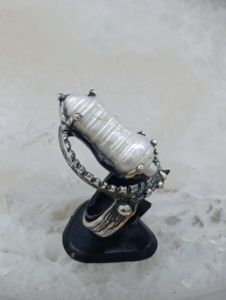 Bague en argent au design unique avec élégant accent de perle d'Istanbul - Product Image 2