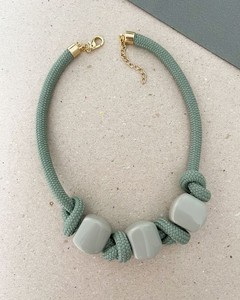 ชุดสร้อยข้อมือสร้อยคอลูกปัดเรซินสีเขียวสไตล์ยอดนิยมใหม่สำหรับปาร์ตี้ของเด็กผู้หญิงเครื่องประดับลูกปัด - Product Image 5