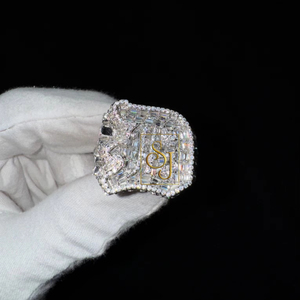 แหวนแชมป์ฮิปฮอปแบบกำหนดเองเพชรโมอิส925เพชรสีขาวชุบทองวิบวับตัวอักษรชื่อเริ่มต้นสำหรับของขวัญ - Product Image 1