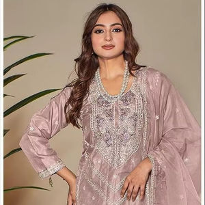 Heavy Organza Shalwar Kameez Traje paquistaní para el invierno con la parte inferior de Santoon y el estilo de temporada elegante interior - Product Image 1