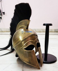 Casco antiguo de latón de alta calidad con penacho negro y soporte negro Casco decorativo medieval con precio al por mayor - Product Image 2