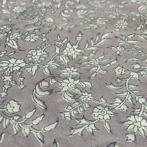 Tissu en coton imprimé à la main, motif floral Jaal mauve poussiéreux avec des motifs de vignes vintage - Product Image 1