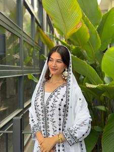 Traje Salwar de Tela Georgette de Diseño Moderno, Estilo Indio Pakistaní, Color Blanco, Último Modelo Exclusivo para Mujer, Elegante, Nuevo, para Fiestas, Bodas, Uso Casual - Product Image 2