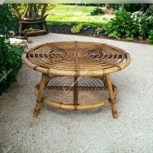 Precioso taburete de mimbre moderno de mediados de siglo, mesa auxiliar de asiento redondo de bambú curvo, mesita de noche redondeada, mesa auxiliar de ratán con estante - Product Image 3