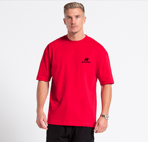 Camiseta con hombros al descubierto para hombre, camisa masculina de color rojo, ajuste relajante con logotipos personalizados - Product Image 5
