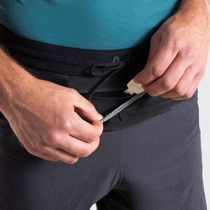 Short d'entraînement en polyester pour hommes, taille moyenne, short de sport de fitness et de course à pied avec logo avant, motif tissé tissé, vente en gros - Product Image 5