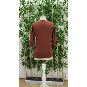 Blusa de viscosa de manga corta con cuello en V para mujer, 35663 - Café - Product Image 5