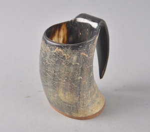 Authentique Corne à boire Viking artisanale en bois naturel avec texture vieillie unique, style nordique traditionnel poli - Product Image 5