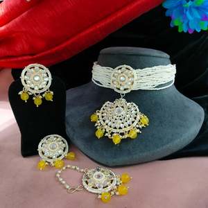 Kundan และสร้อยโชคเกอร์ไข่มุกกับ Maang Tikka shimmering kundan หินสำหรับเจ้าสาวและทุกโอกาสสร้อยคอแฟชั่น - Product Image 2