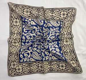 Bandana en coton élégant à imprimé en blocs colorés fait à la main - Product Image 3