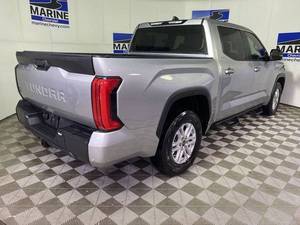 Camioneta Tundra Usada 2024 con Transmisión Automática, Asientos de Cuero, Techo Panorámico y Portaequipajes de Aleación de Aluminio - Product Image 5