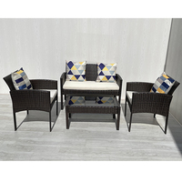 Ensemble de salon moderne 4 pièces en rotin tressé marron avec structure en acier, table basse et coussins blanc crème en verre trempé pour jardin et salon