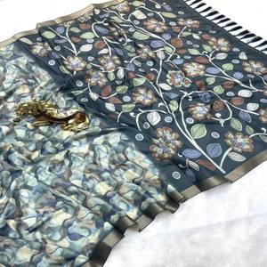 ผ้าไหมมาปิวรัม วัสตรา คอทเทจ พร้อมลายพิมพ์ทั่วผืน ขอบผ้าทอลายดิจิทัลสีทอง พร้อมพู่ห้อย ผ้าคลุมไหล่พิมพ์ลาย และเสื้อพิมพ์ลาย - Product Image 4