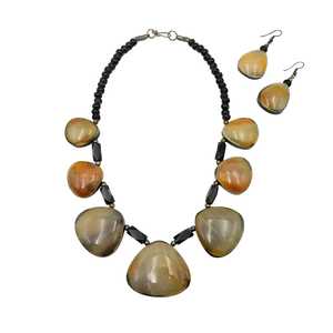 Collier ethnique en corne sculptée, fait main, écologique, durable, bijoux de mode avec charme rustique - Product Image 4