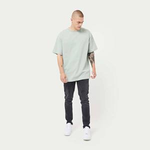 Camiseta clásica de gran tamaño con hombros caídos en verde polvo: Jersey de algodón 100%, peso medio, cuello acanalado, manga corta con logotipo personalizado - Product Image 6
