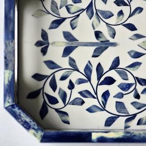 Plateau de service en résine avec incrustations osseuses – Rangement de luxe moderne pour cuisine, salon, bureau et table – Articles de table et literie décoratifs faits à la main - Product Image 1