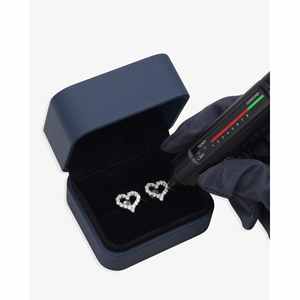 Pendientes de Oro Blanco con Moissanita Redonda Brillante en Forma de Corazón y Engaste de Puntas para Mujer - Product Image 5