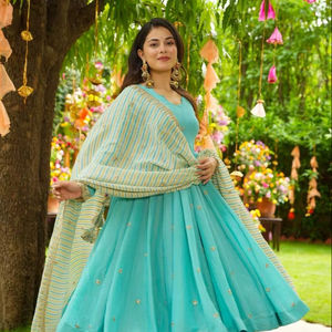 ชุดเดรสผ้าจอร์เจียต์ลายพิมพ์ดิจิทัล พร้อมผ้าคลุมไหล่ปักลายเลื่อม สำหรับผู้หญิง ดีไซน์เนอร์แบรนด์  พร้อมสวมใส่  ชุดสไตล์ชาติพันธุ์ - Product Image 1