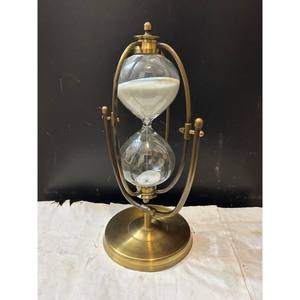 Reloj de arena de latón y vidrio que visualiza como el tiempo pasa a través del vidrio, lo que hace que los usuarios sean conscientes de cómo invierten su energía. - Product Image 3