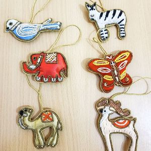 Ornement de renne blanc avec perles et broderie, à suspendre à l'arbre de Noël, avec ruban rouge et accents dorés pour la décoration de Noël - Product Image 1